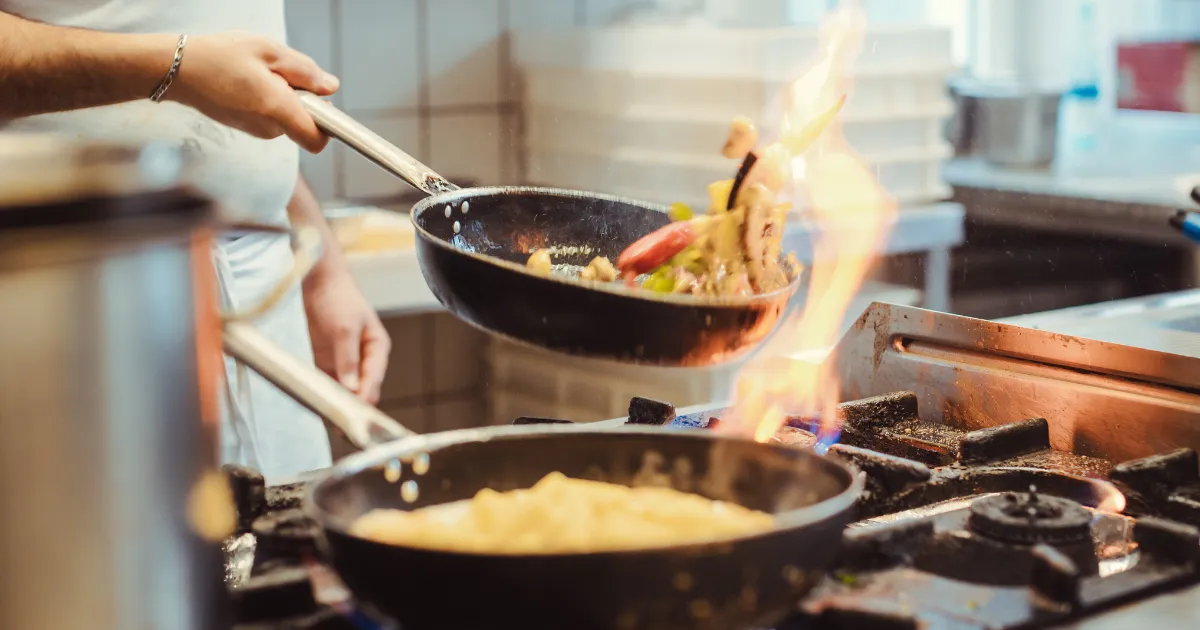 The main differences between electric and gas ranges, highlighting cooking styles, energy efficiency, and heat distribution.